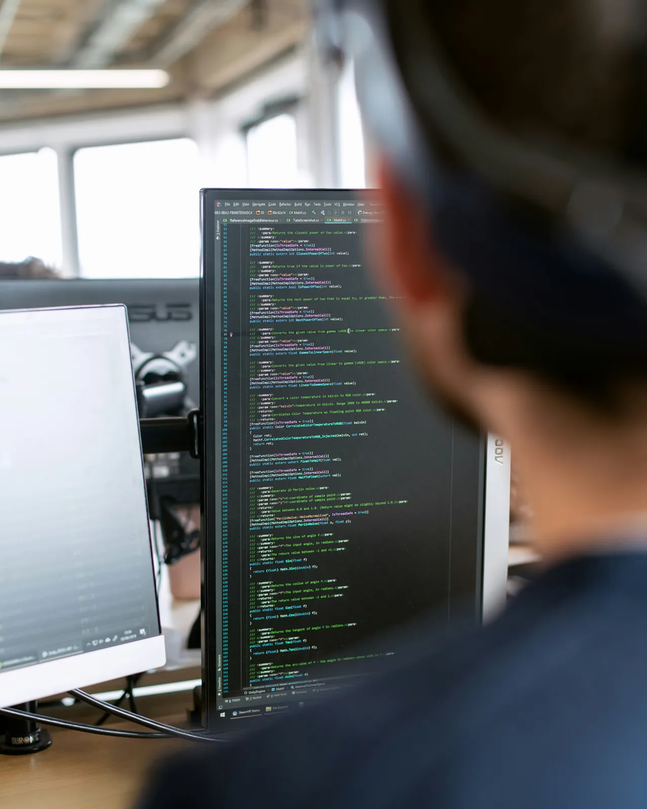 Certifierad rörmokare i uniform redo att rycka ut